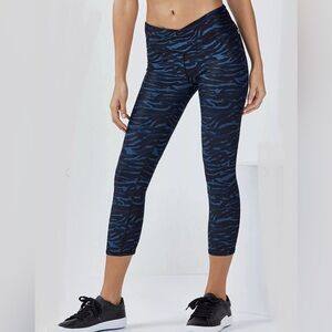 Fabletics Winn Capri Legging SIZE Blue Black Twiligt Tiger Pant Crop Tight fit